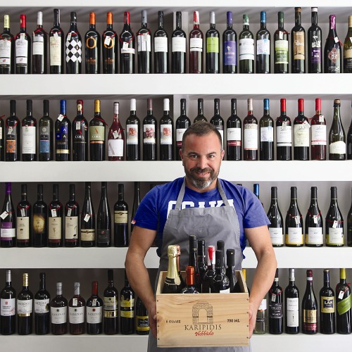 O Βασίλης Καλλίδης μας ξεναγεί στη δική του "Άθενς"